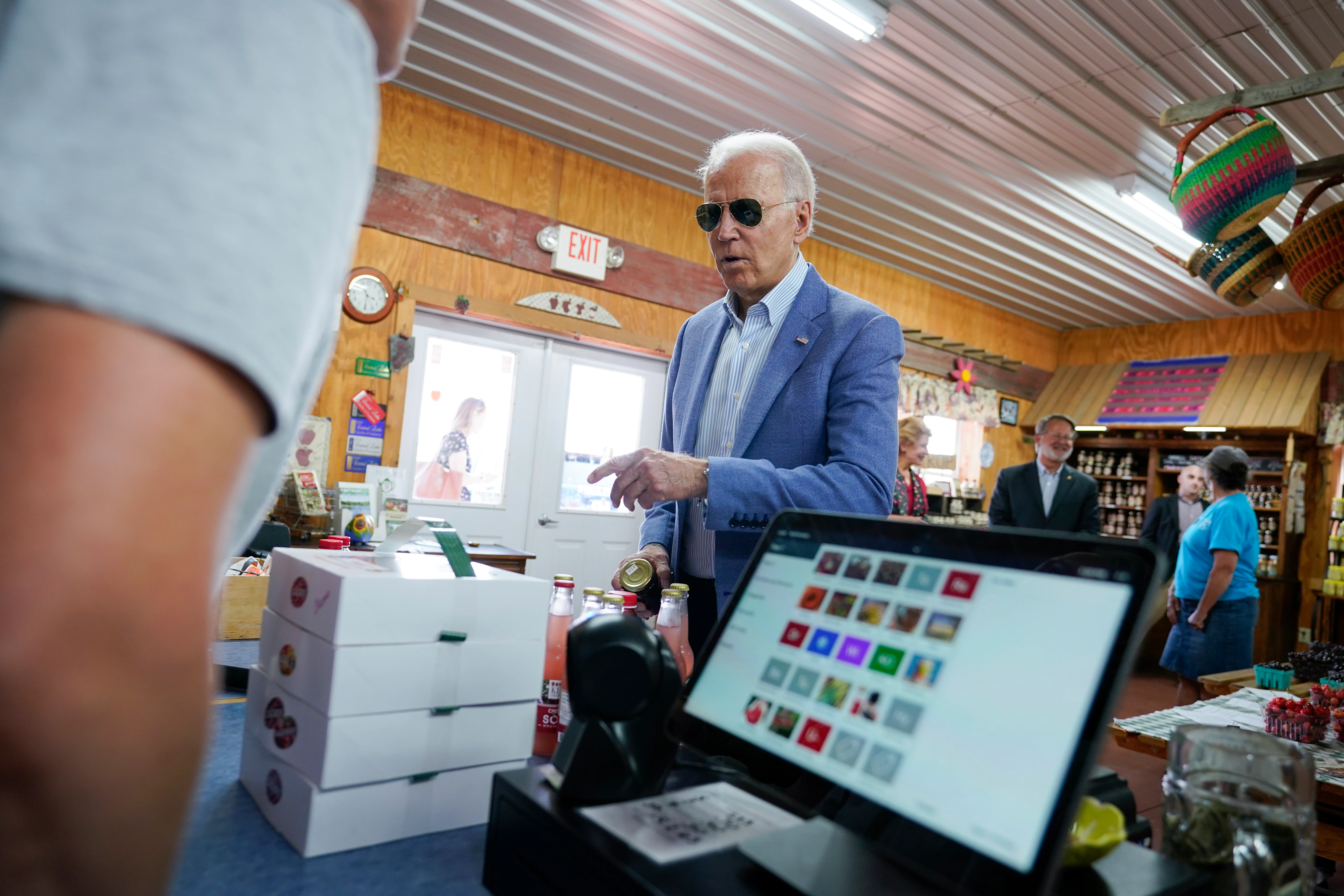 Biden Goes for Cherries Not Speeches on Campaign-style Michigan Trip | Voice of America