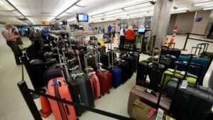 US proposes airlines issues refunds for delayed bags