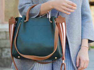Should a handbag be coordinated with the outfit?